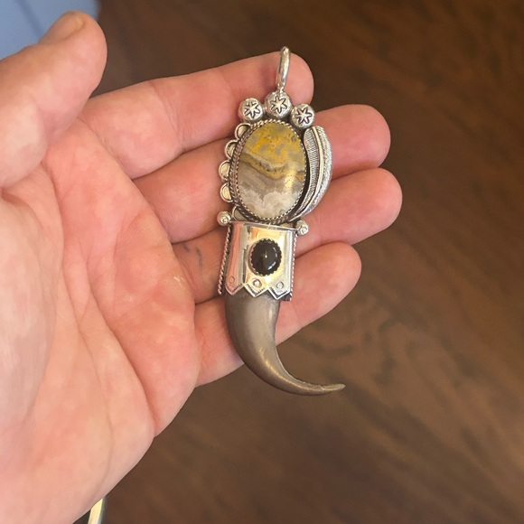 Sterling silver Native American bumblebee jasper & onyx signed bear claw pendant - Picture 3 of 9